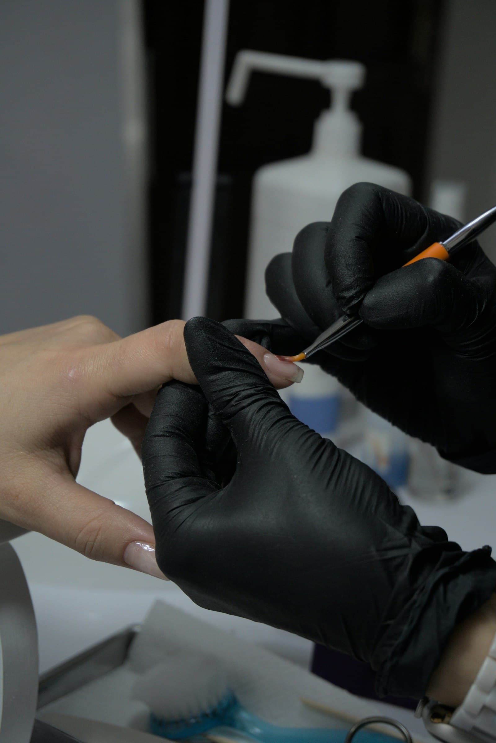 Manicure trabalhando em unhas